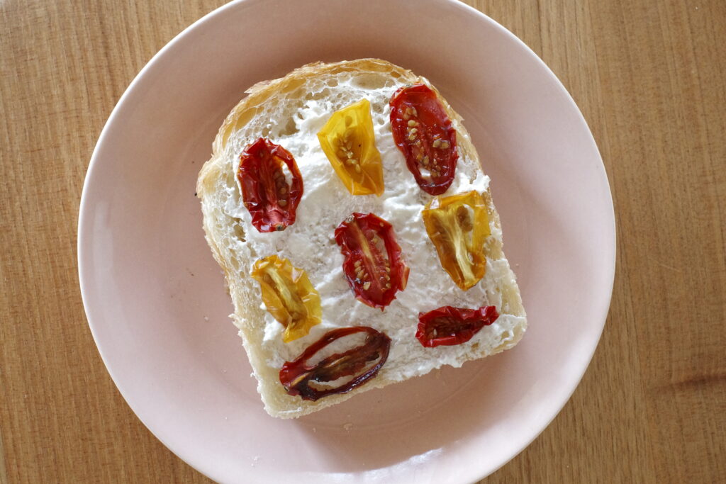 酵母日記の食パンにクリームチーズとドライミニトマトがよく合う