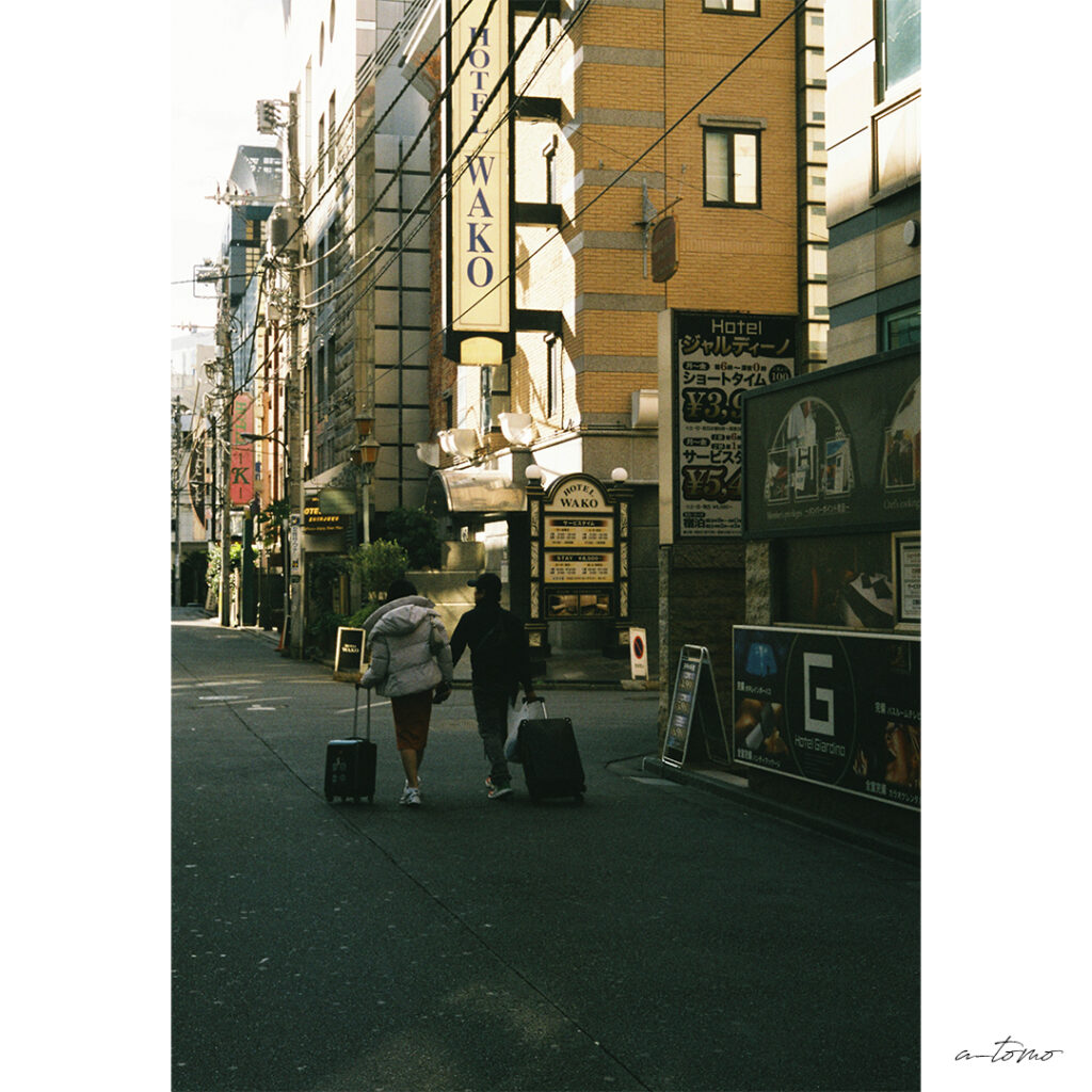 ライカ M5とズミクロン 50mm/F2で撮る、新宿歌舞伎町の朝