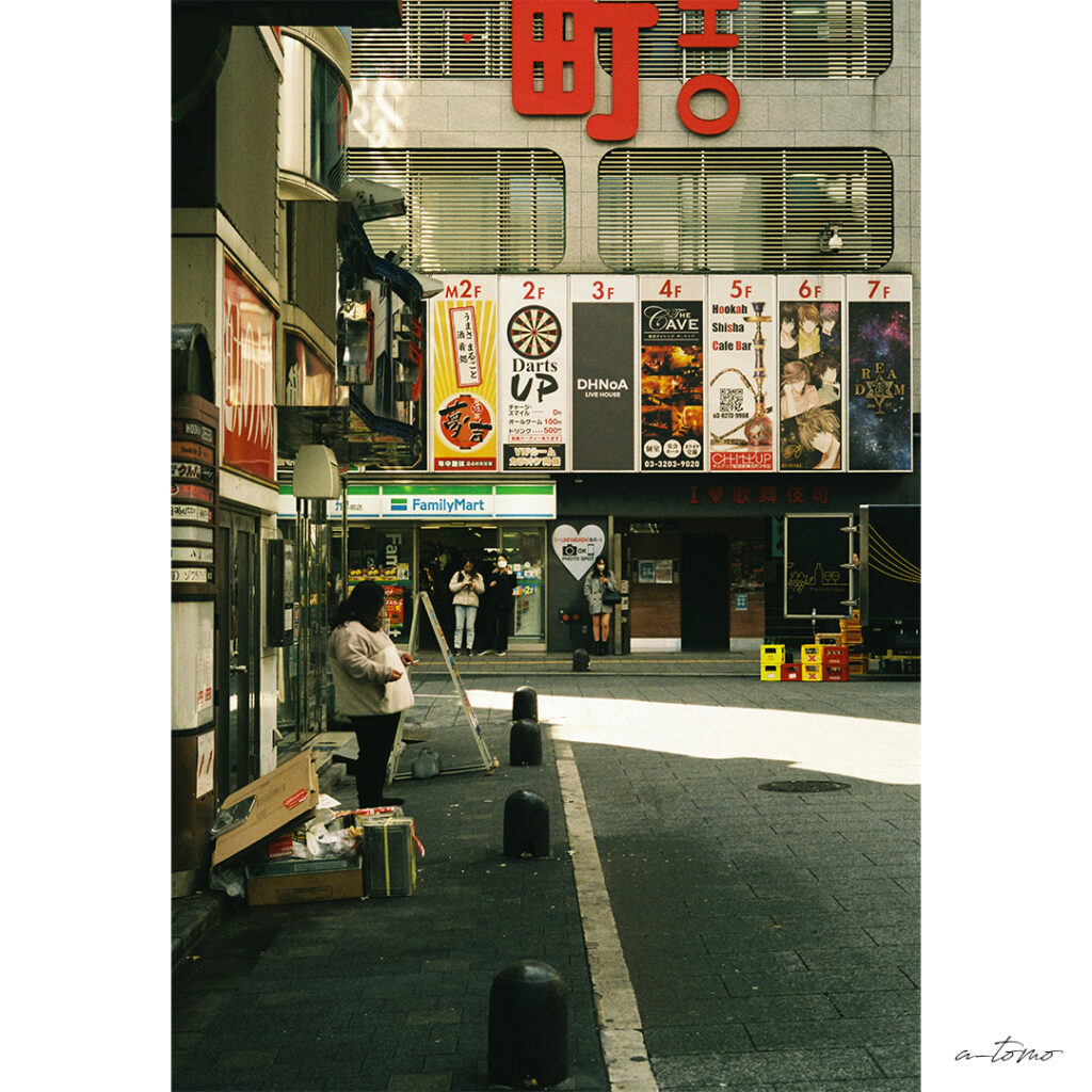 ライカ M5とズミクロン 50mm/F2で撮る、新宿歌舞伎町の朝