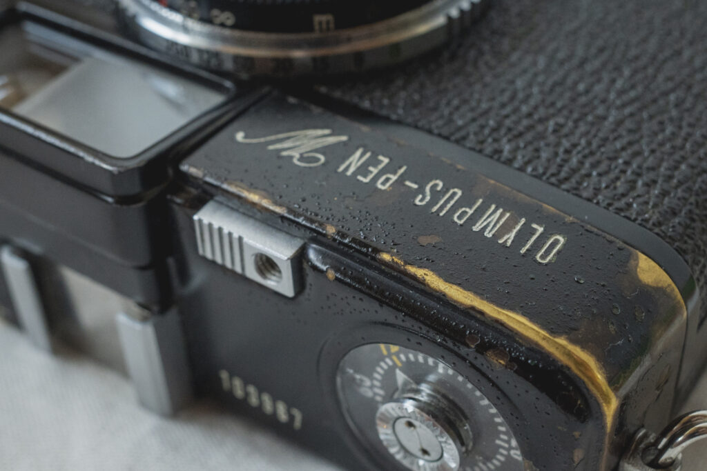 【Olympus Pen W レビュー】ブラックペイントのロマン──シリーズ3台目のオリンパス ペン