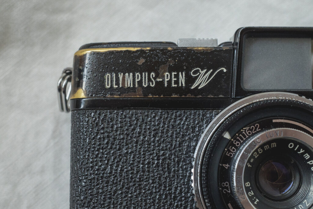 【Olympus Pen W レビュー】ブラックペイントのロマン──シリーズ3台目のオリンパス ペン