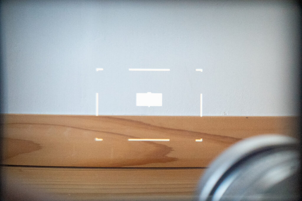 ライカM2のファインダー。レンズはエルマー 50mm f3.5を装着。
