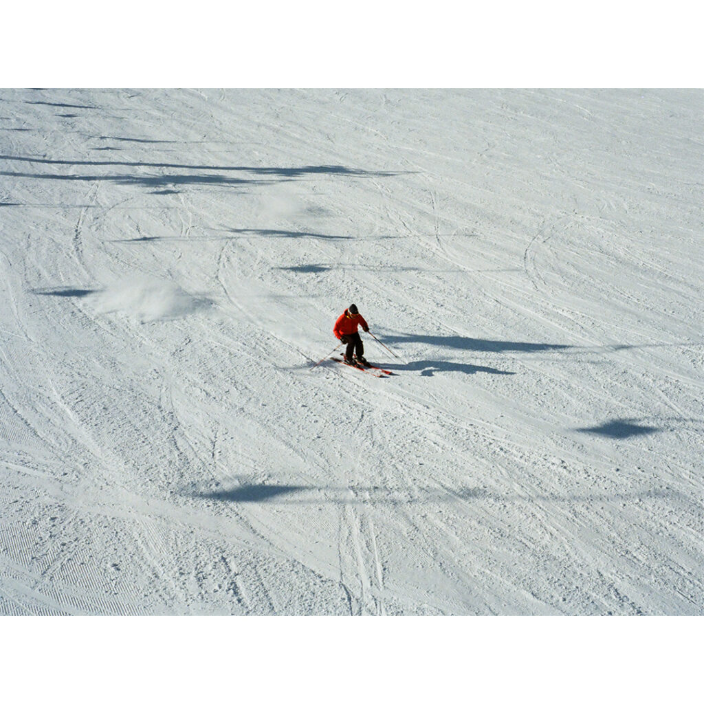 【Rollei35】 八方尾根スキー場の広大な斜面を滑るスキーヤー