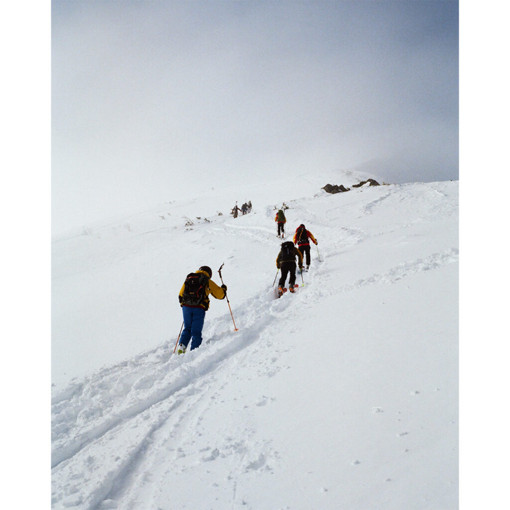 【Rollei35】バックカントリーをハイクアップするスキーヤー