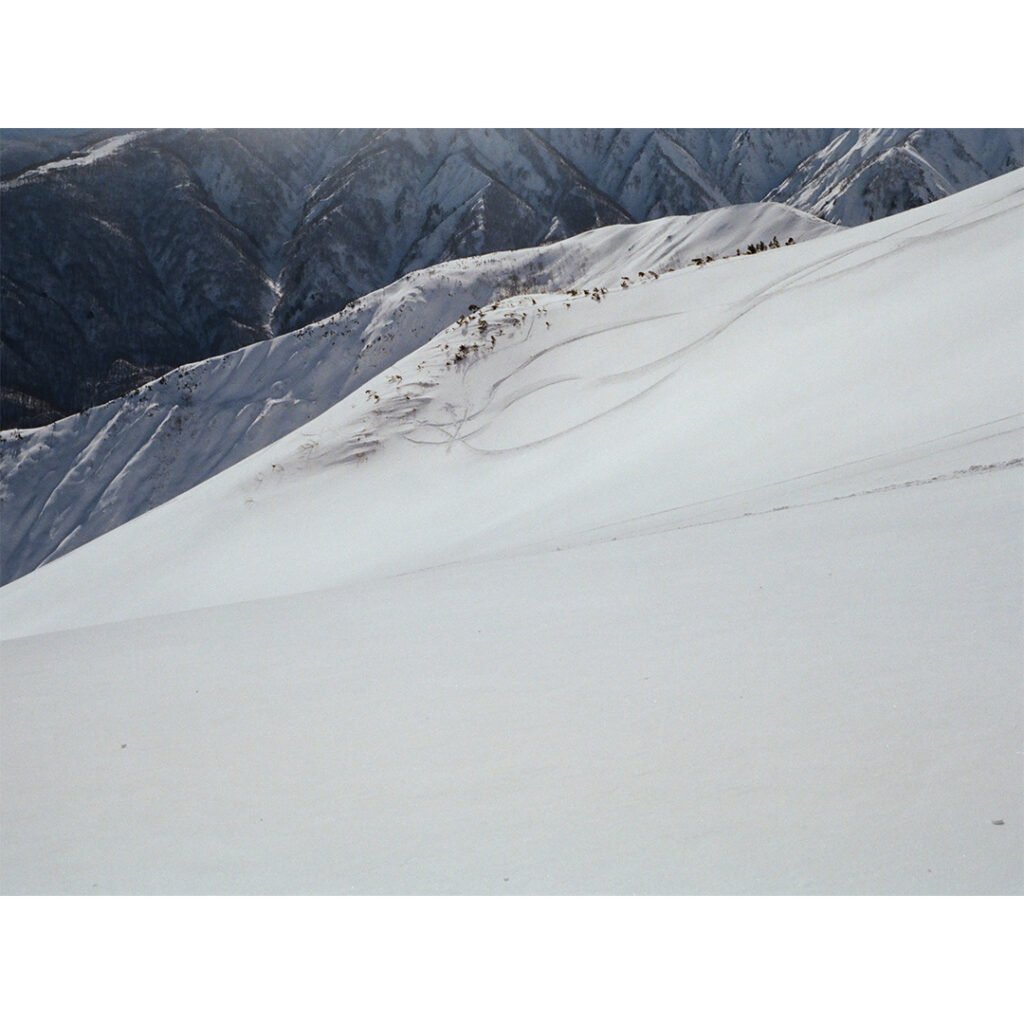 【Rollei35】八方尾根の雪面に残るスキーライン